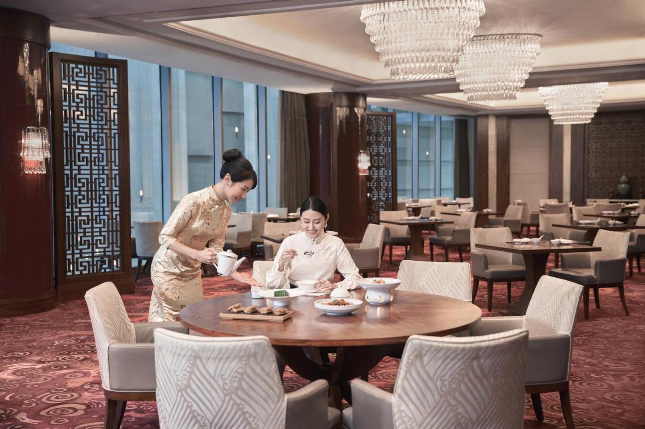 Shanghai Marriott Marquis City Centre Esterno foto A restaurant in a hotel
