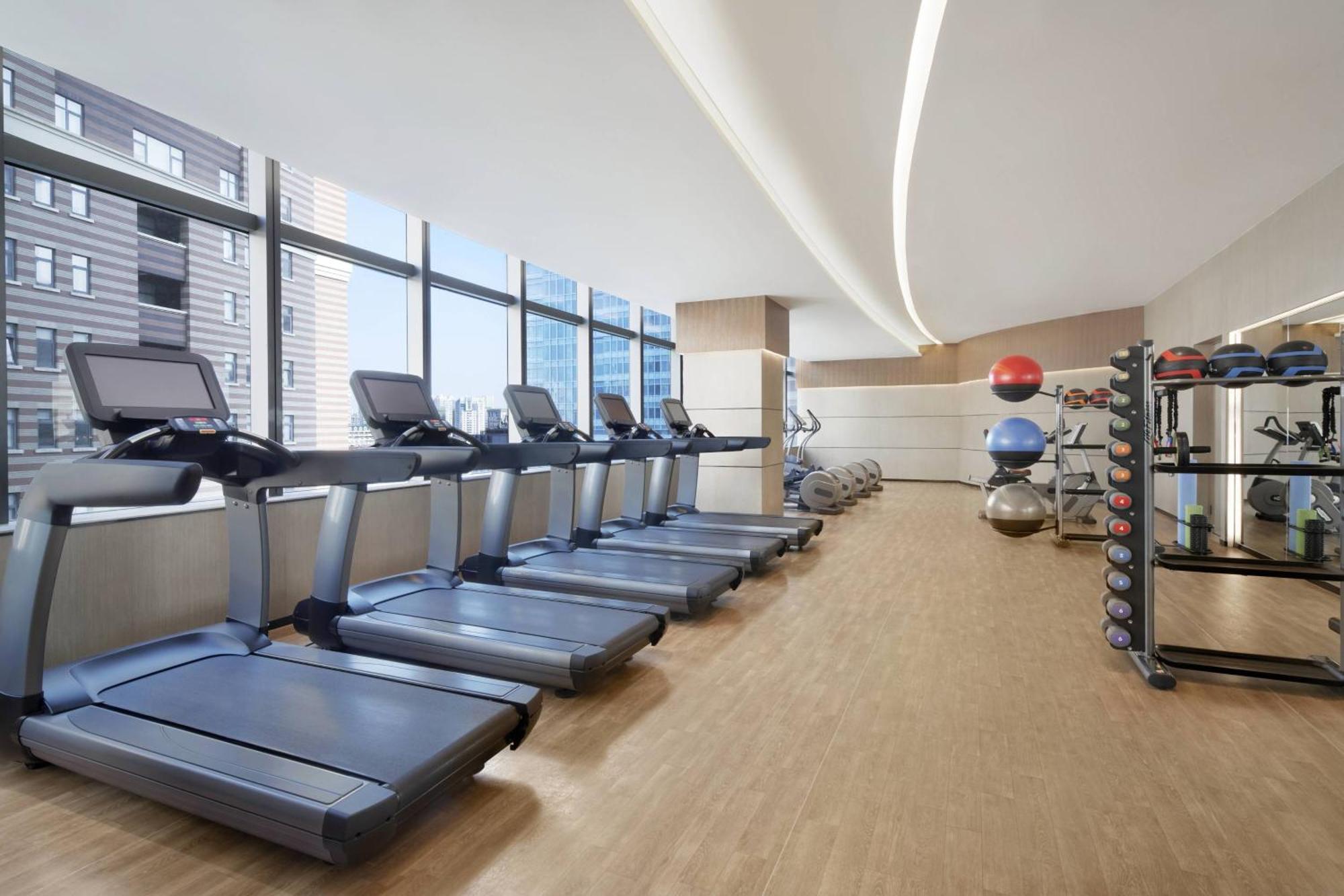 Shanghai Marriott Marquis City Centre Esterno foto The gym at the Westin
