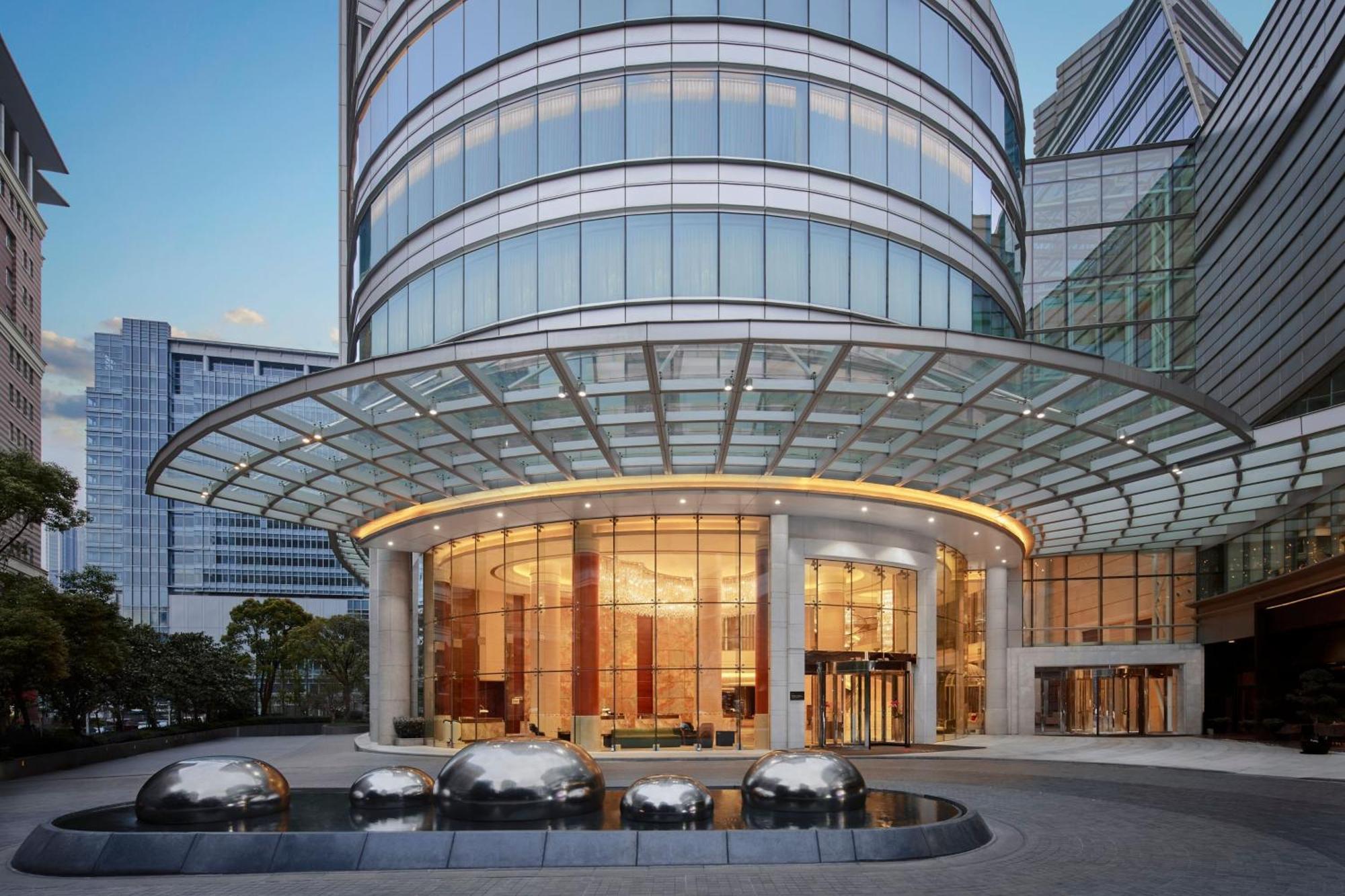 Shanghai Marriott Marquis City Centre Esterno foto The entrance of the hotel