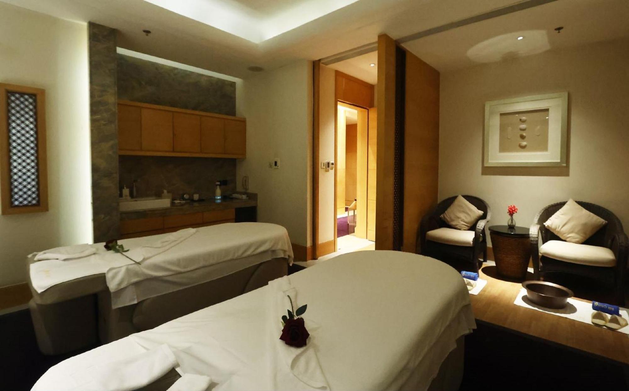 Shanghai Marriott Marquis City Centre Esterno foto A treatment room at the spa