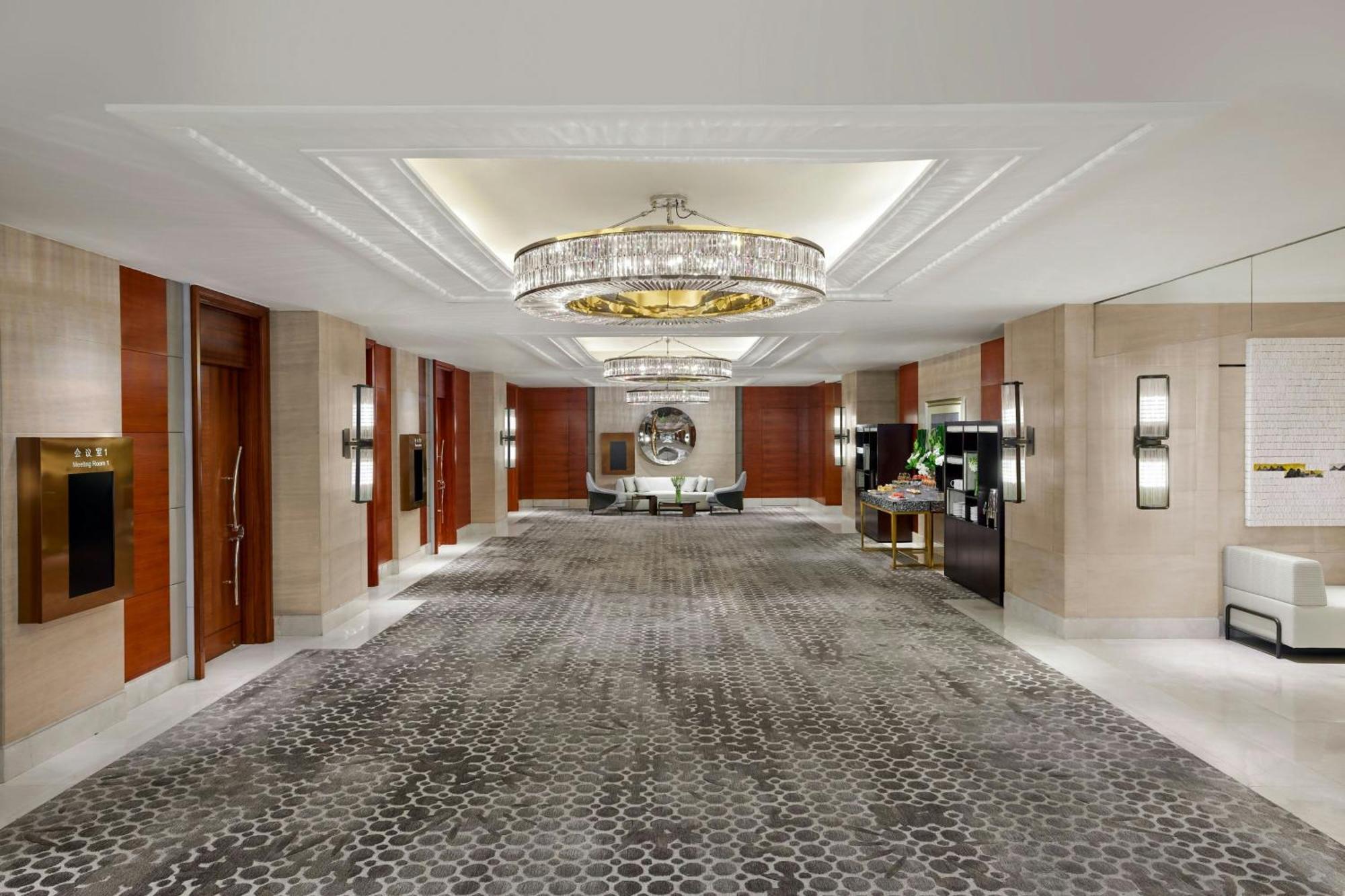 Shanghai Marriott Marquis City Centre Esterno foto The interior of the hotel